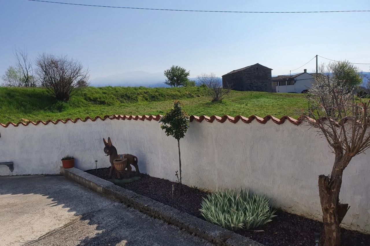 Apartment Mirella For 6 Persons Located In Central Istria Gradinje Ngoại thất bức ảnh